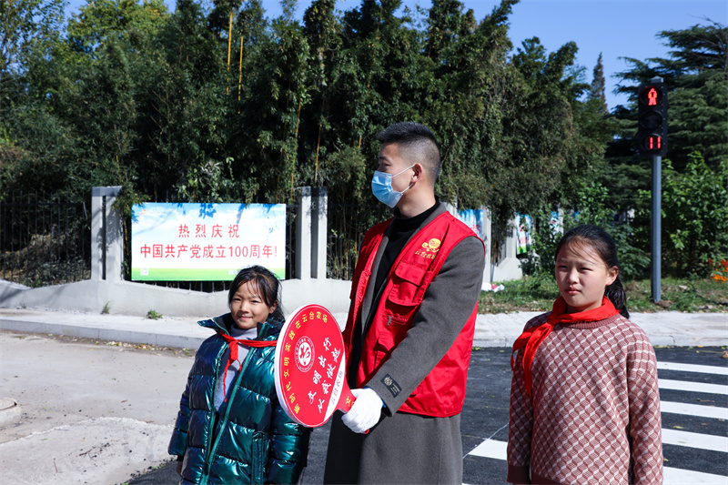 红绿灯十字路口开展文明交通执勤志愿服务活动 (19).jpg