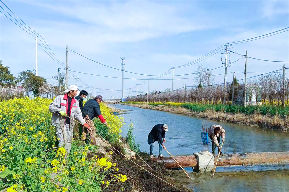20220402社区开展河道环境卫生整治行动.jpg