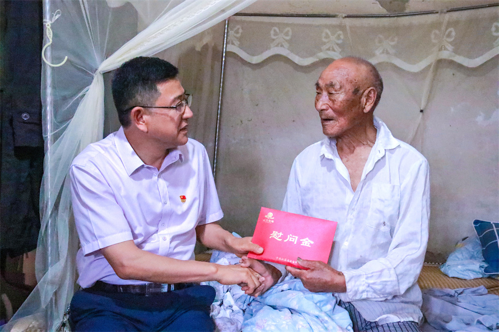 20220629 云台党委开展“七一”慰问.jpg