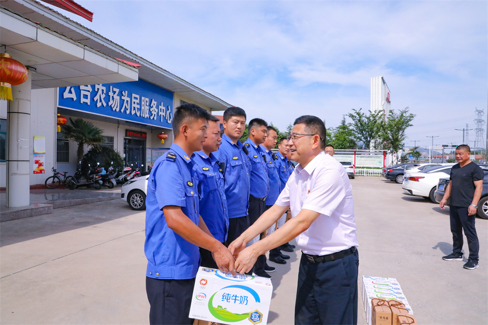 20220809  云台党委向一线职工送清凉.jpg