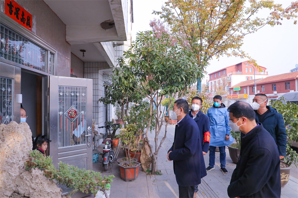 20221116  云台党委领导看望慰问居家隔离人员（3）.jpg