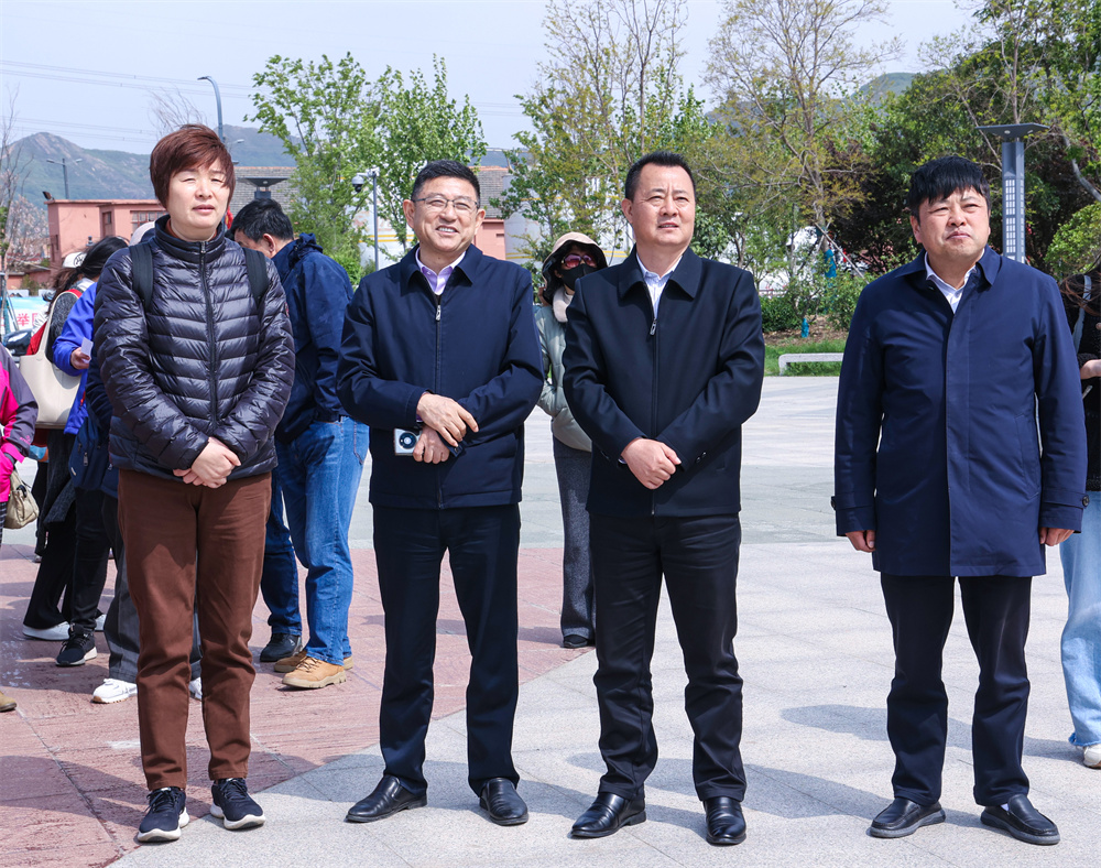 20230421 新洋农场来云台参观学习（王信学 徐士兵）摄：吴 (1).jpg