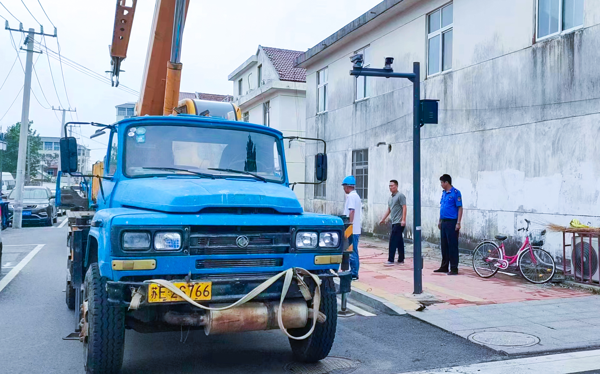 20230731拔除街头废弃电线杆 云台农场社区城管保障通行安全.JPG