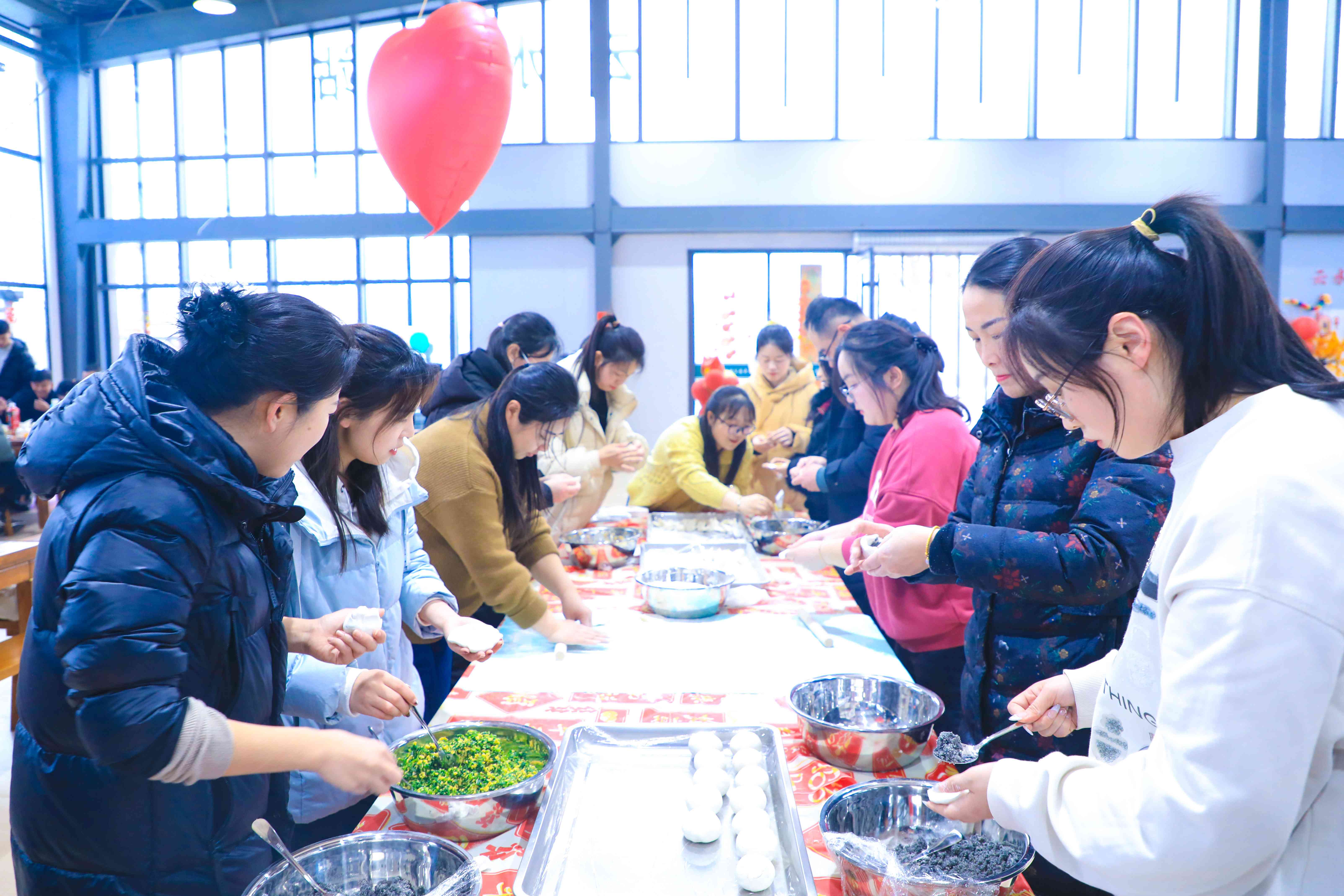 20240207 云台春节一家亲 同事相伴吃团圆(1).jpg