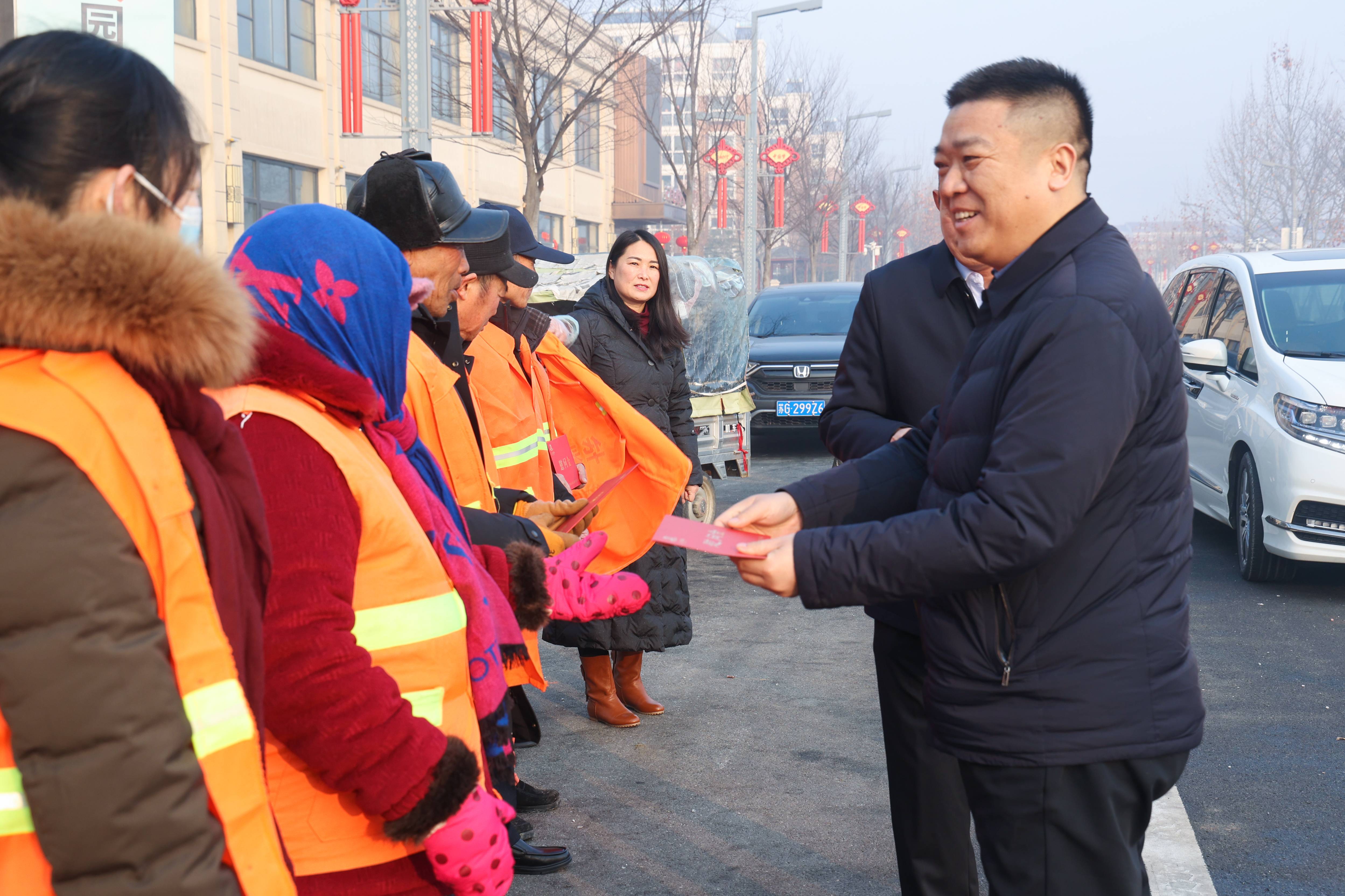 20240210 云台农场公司党委大年初一慰问坚守一线职工(1).jpg