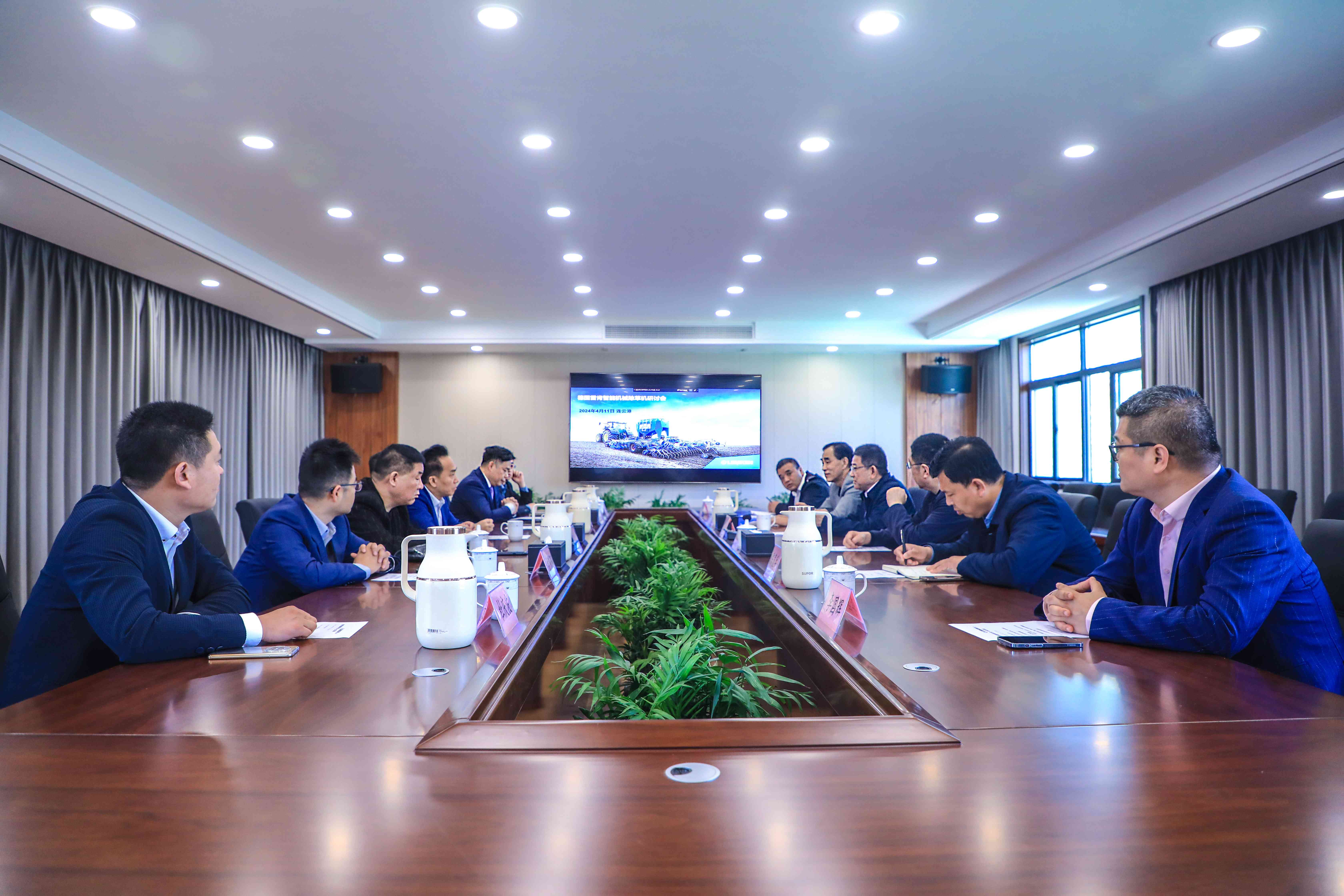 20240411 智能机械除草机研讨会在云台举办(1).jpg