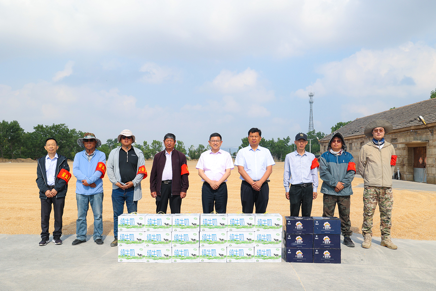 20240606 田间地头送清凉 情系一线暖人心.JPG