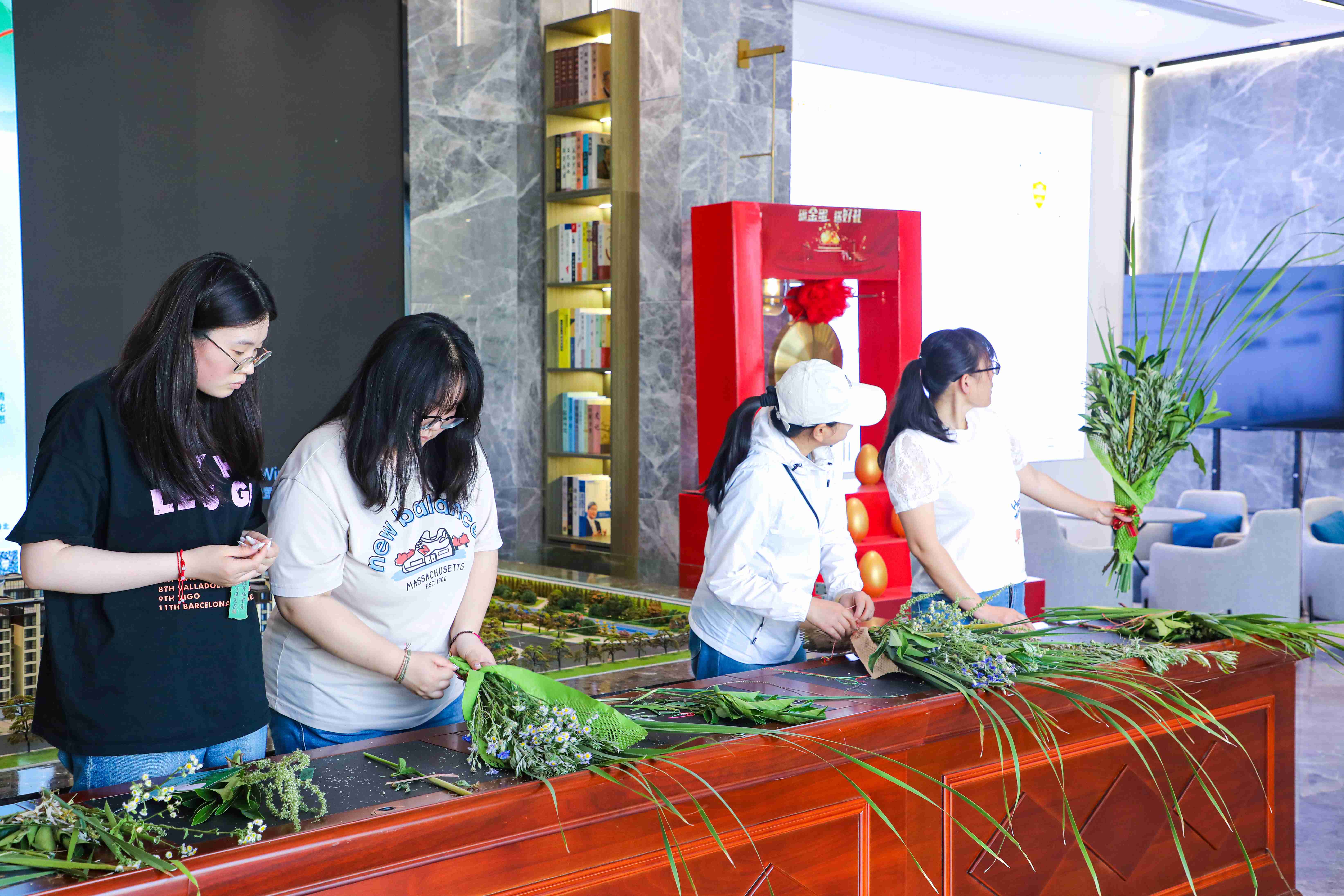1718065838542150.jpg 20240607 云龙房产举办“浓情迎端午 巧手做花束”DIY活动(1).jpg