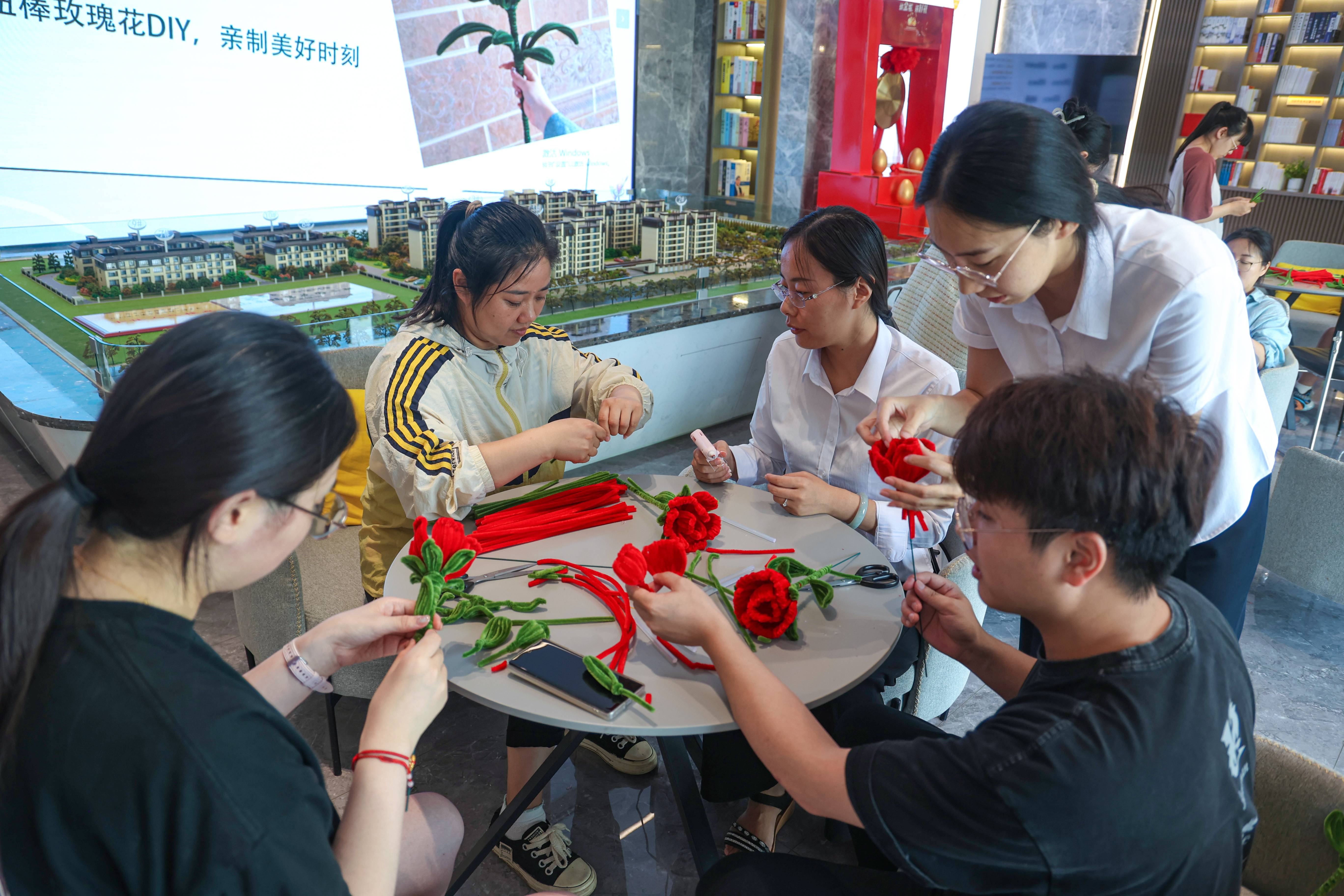 20240809 云龙房产开展“巧手迎乞巧 相约在七夕”手工diy活动(1).jpg