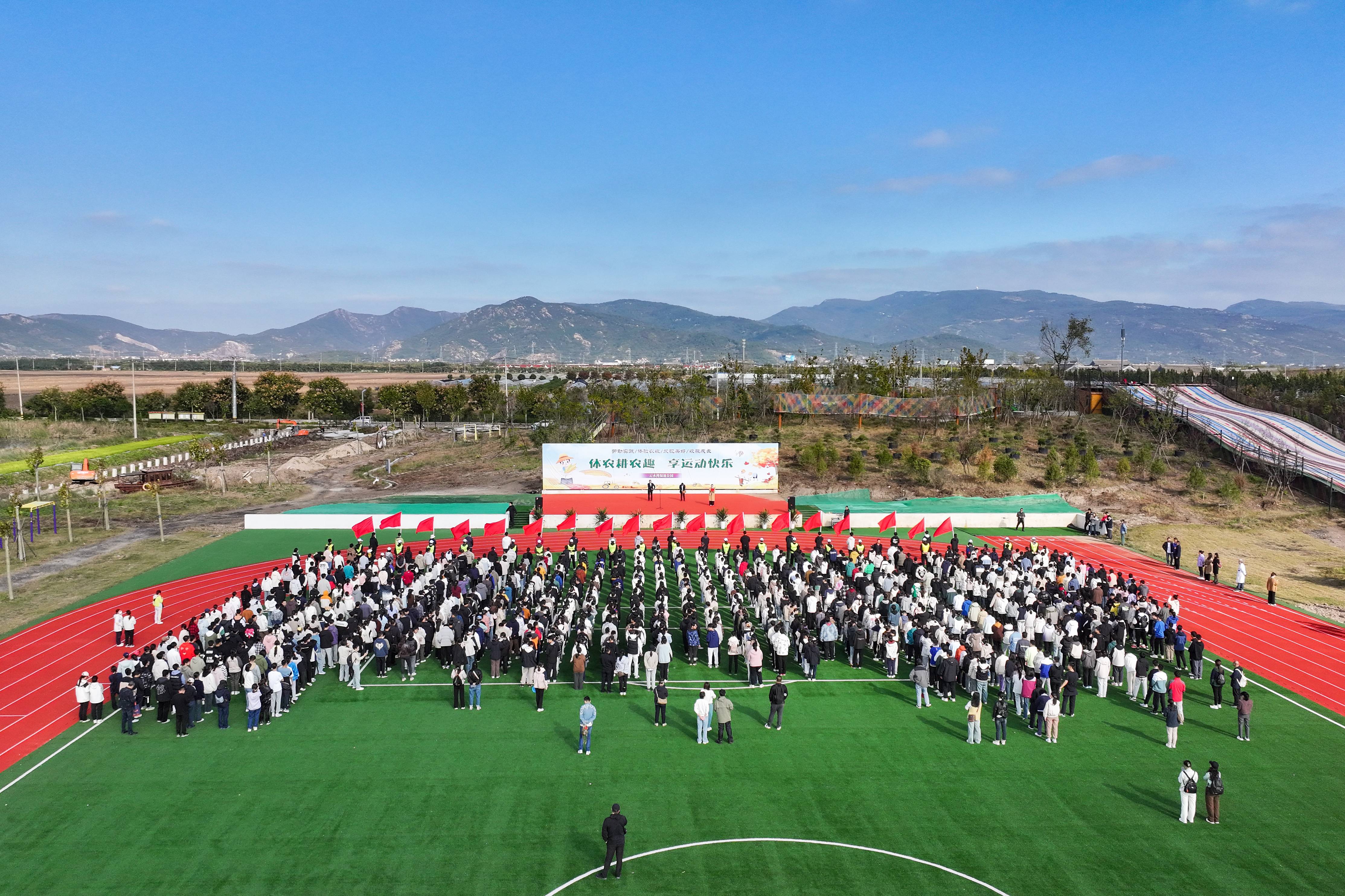 20241025 云台云水湾：在“田间地头”开展劳动实践教育 (3)(1).jpg