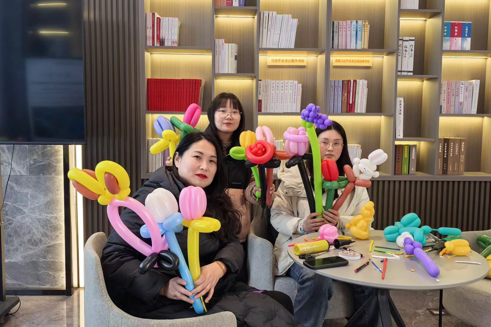 20250305 “巧手生花·气球传情” 云龙房产开展手工DIY迎“三八”活动（1）.jpg