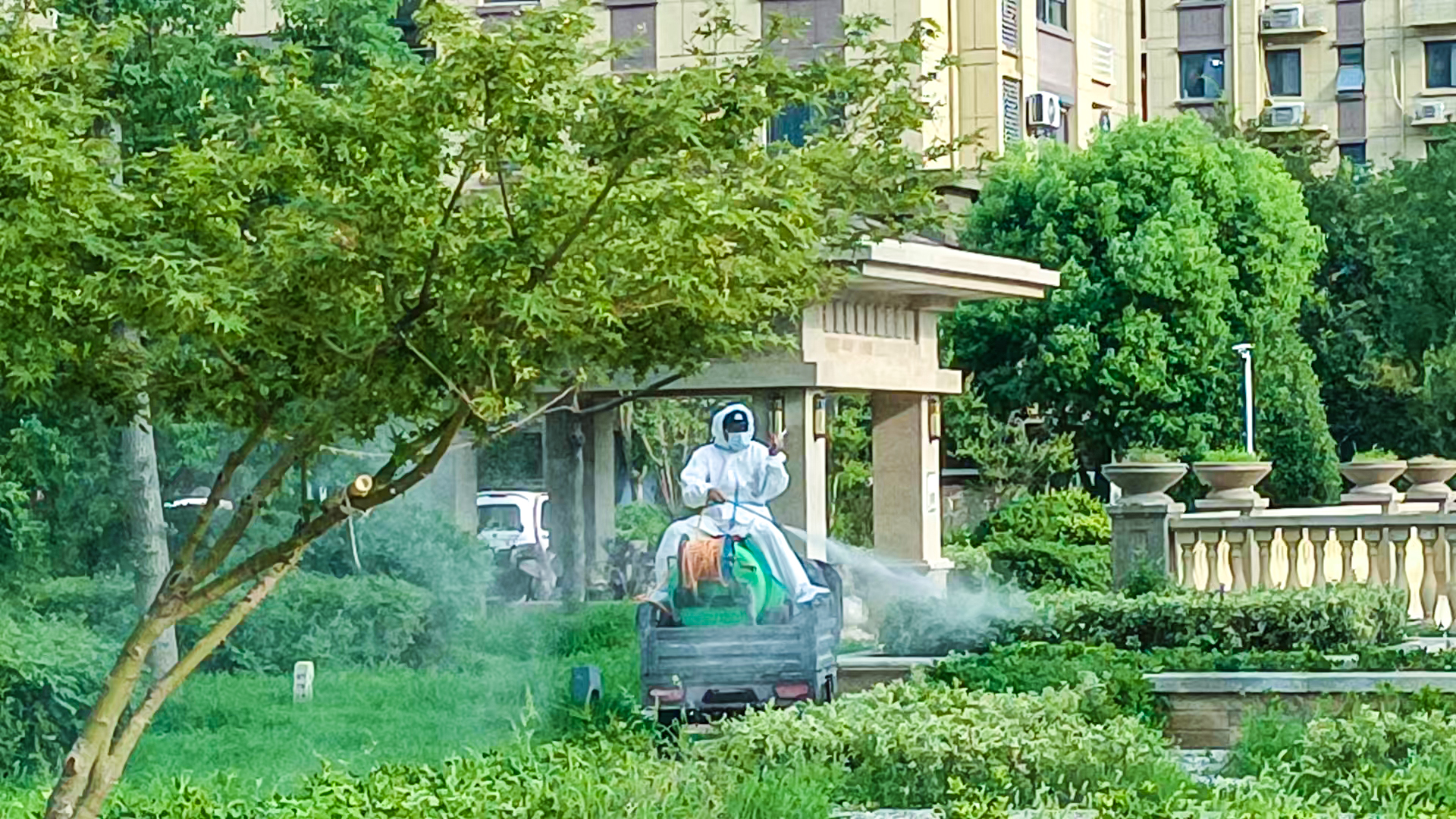 1754964166751015.jpg 20250812 华泰物业凤凰星城项目开展全面消杀,守护小区环境卫生.jpg