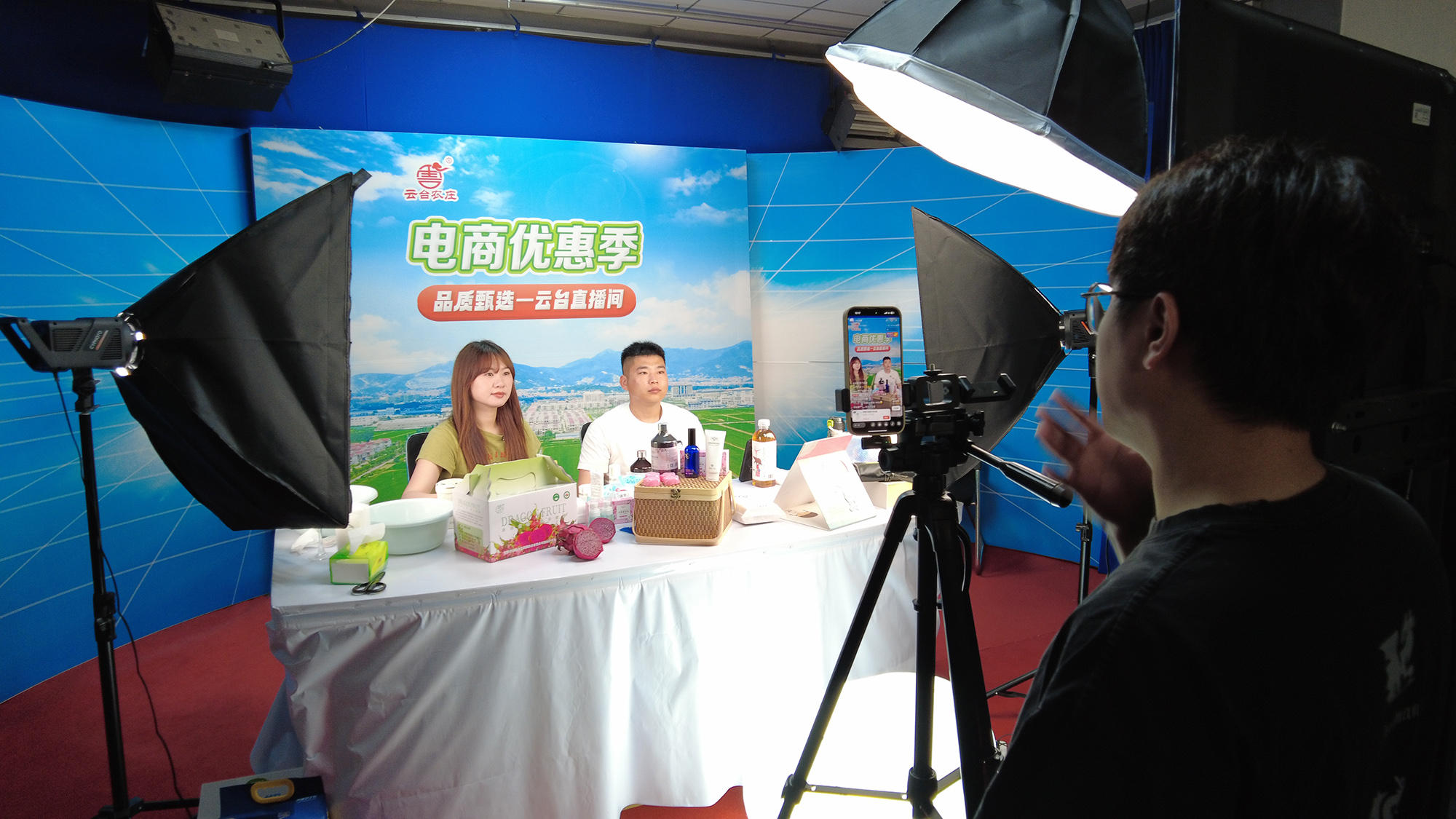 20250818 党旗飘扬在智慧田埂上 (4).jpg