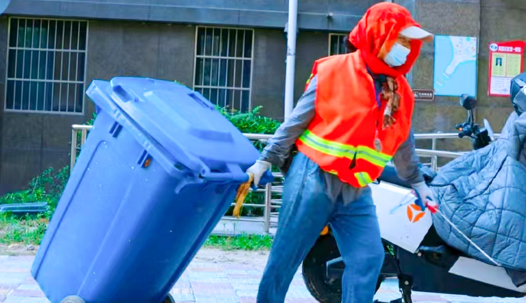 20250819 华泰物业凤凰星城项目部开展“清洁家园”专项行动 (1).jpg