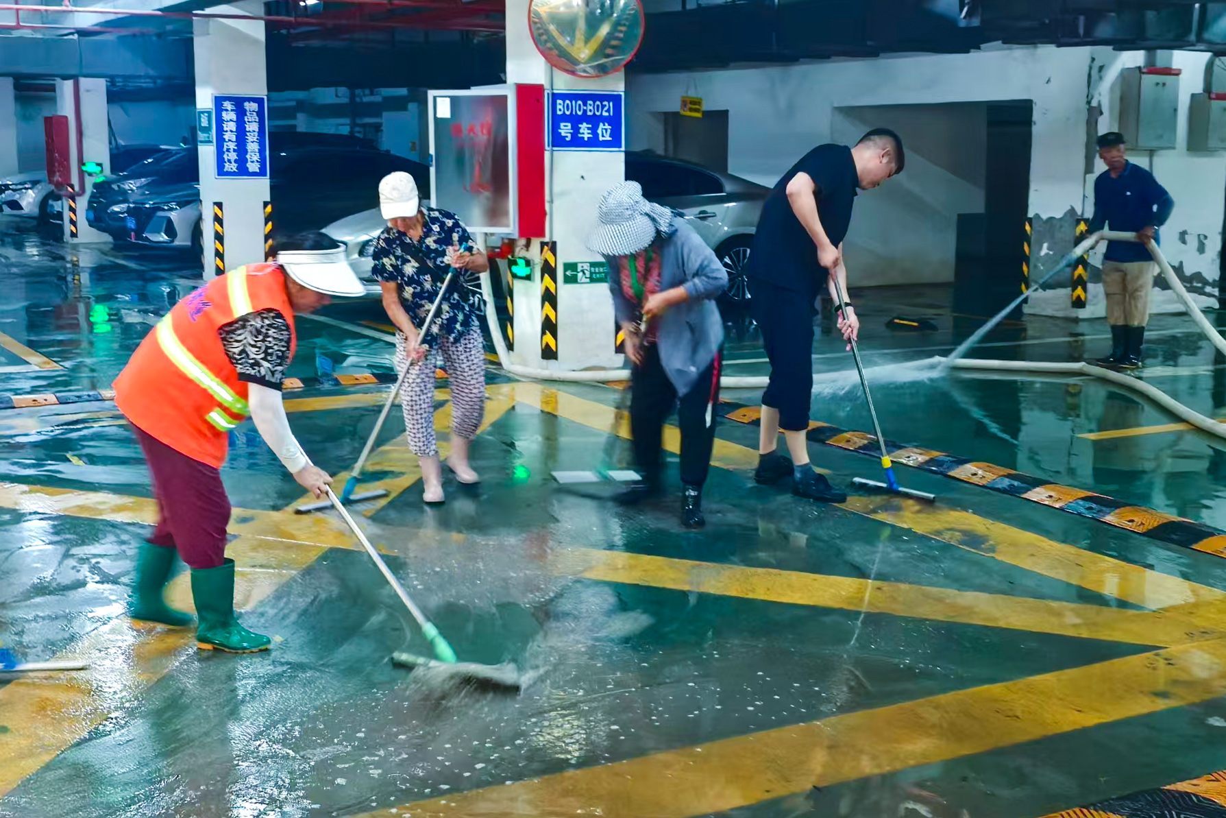 20250821 华泰物业凤凰星城项目部开展地下车库全面清刷 (1).jpg