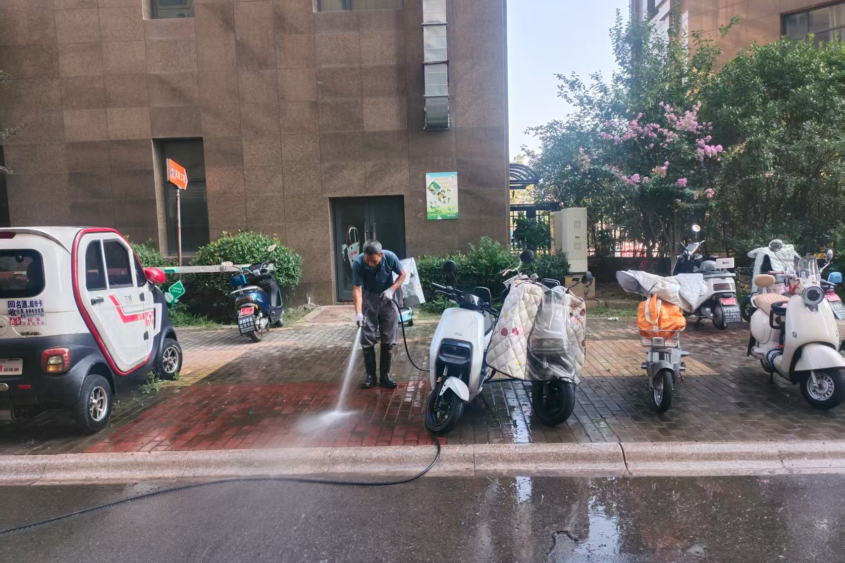 202508025 华泰物业：便民服务零距离 暖心行动进小区.jpg