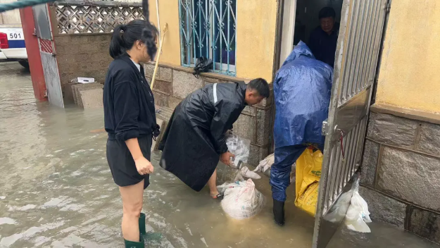 20251003 云台农场积极应对强降雨 假日筑牢防汛安全屏障.png