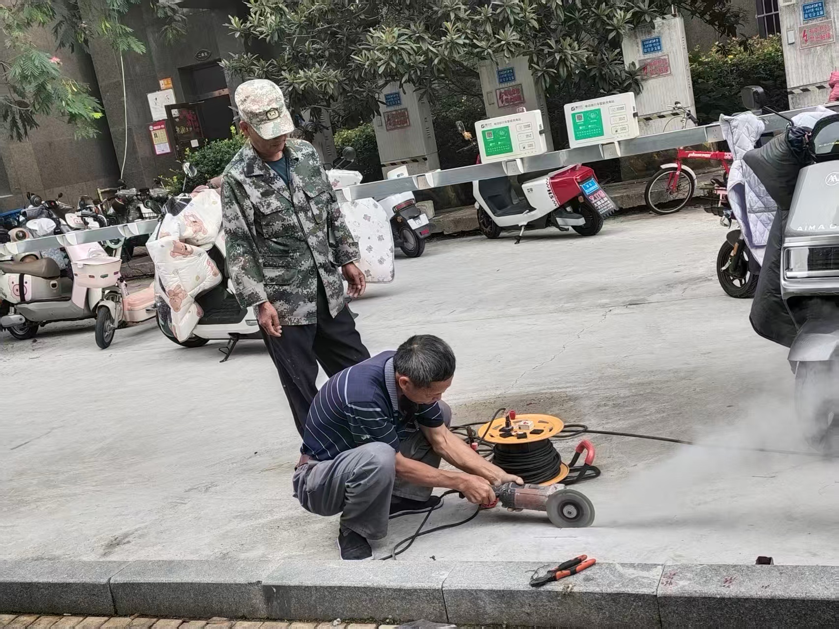 20251006 华泰物业凤凰星城项目部中秋坚守岗位，服务业主“不打烊”.jpg