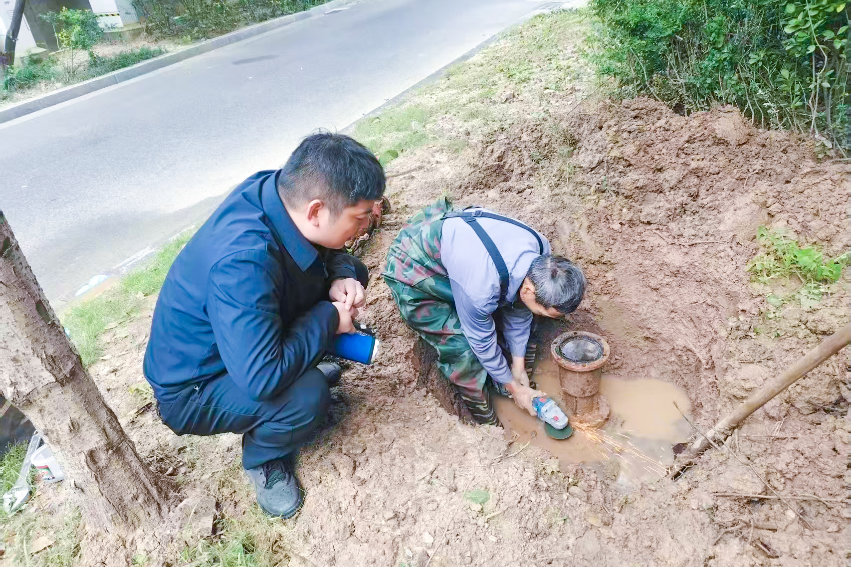 20251105 华泰物业紧急抢修消火栓，高效行动守护业主生活.jpg