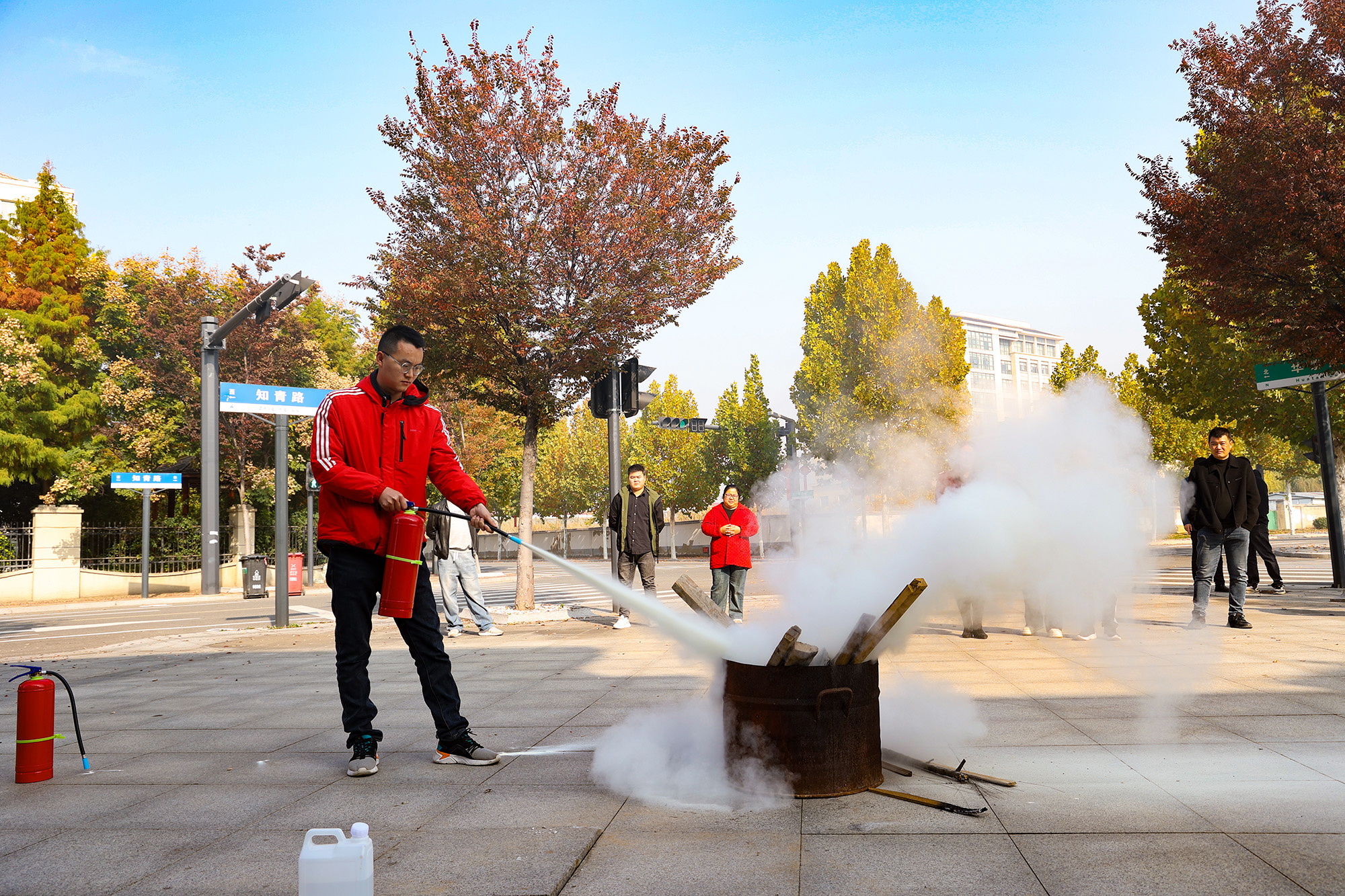 1763343694526479.jpg 20251114 筑牢安全“防火墙”,防患于未“燃” (3).JPG