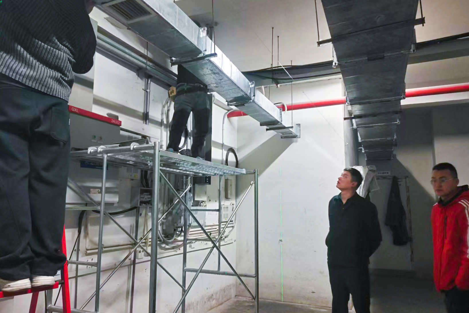 20251118 华泰物业加装喷淋 筑牢停车区安全防线.jpg