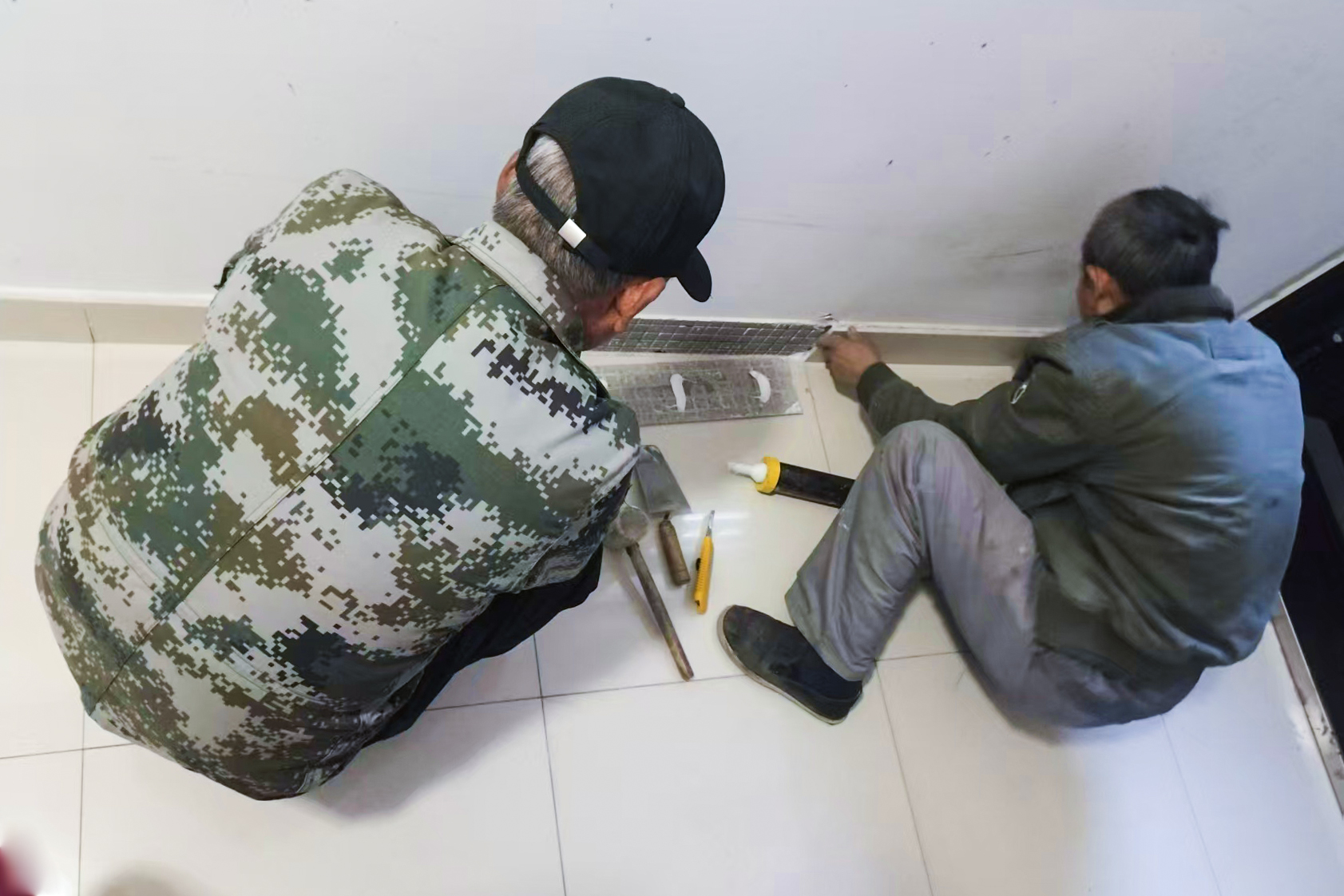 20251202 华泰物业开展“精修行动”筑牢安全防线.jpg