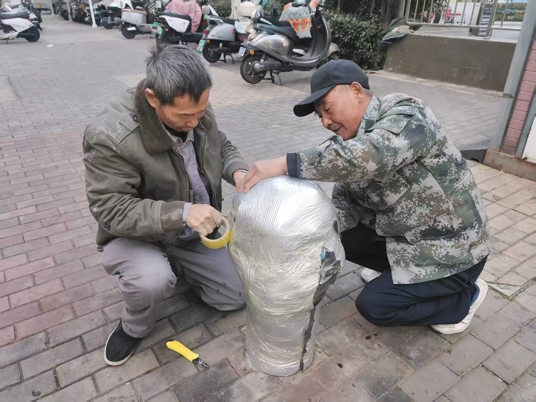 20251211 华泰物业为消防器材“穿冬衣” 筑牢冬日安全防线.jpg