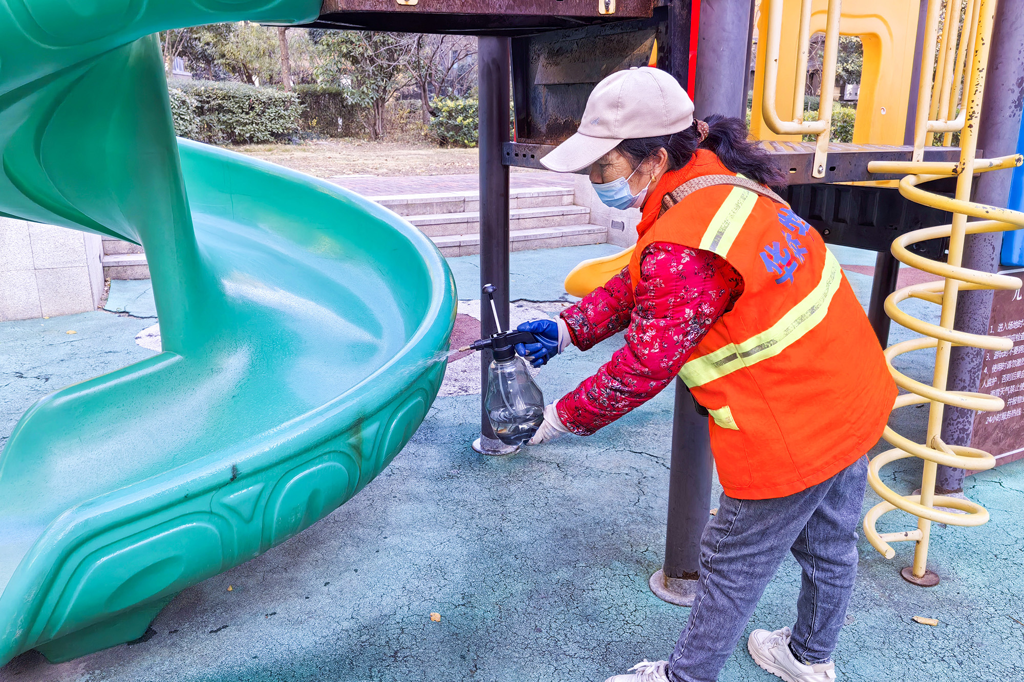 20251212 华泰物业全面开展消毒防疫工作 (1).jpg