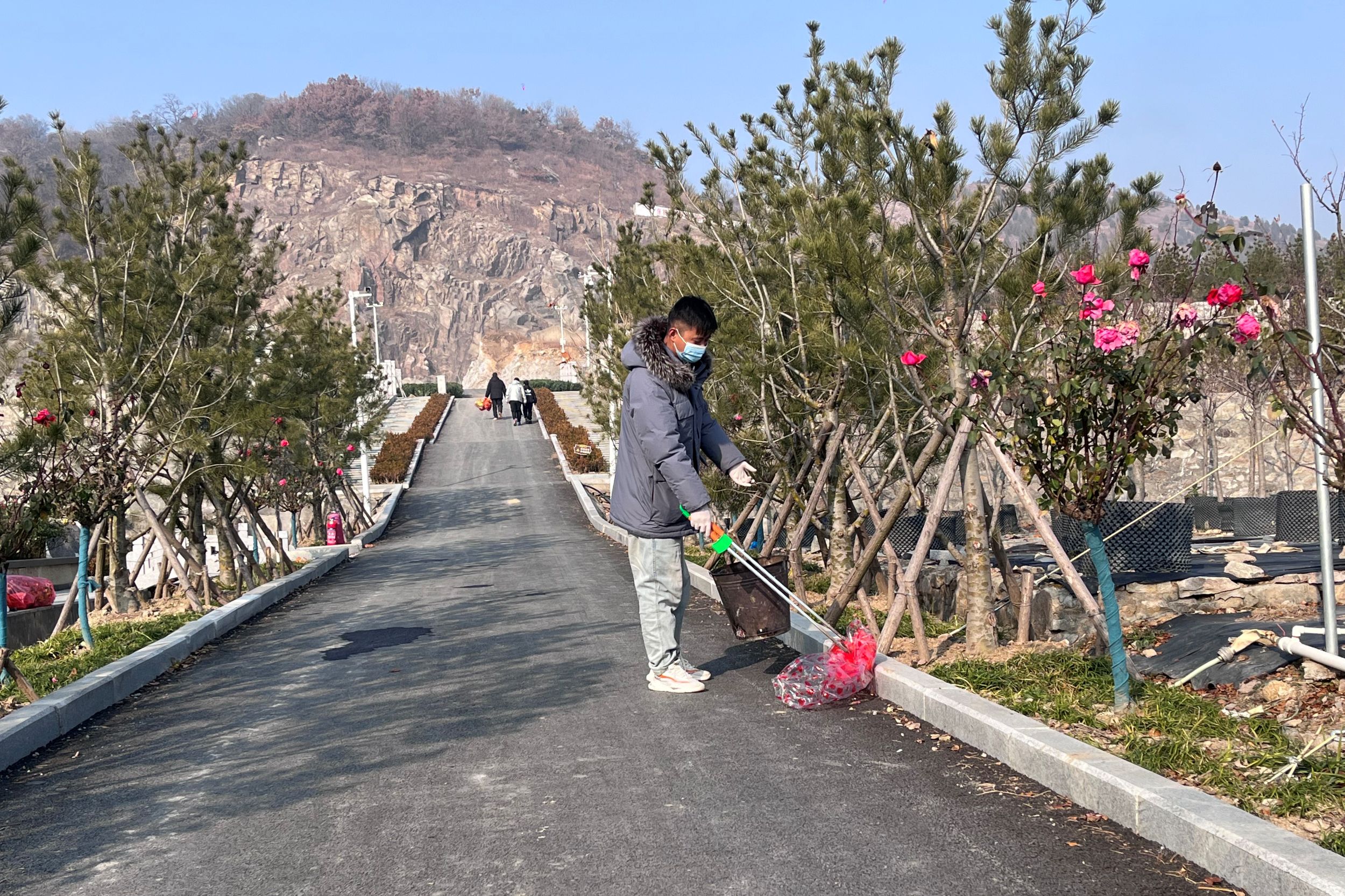 20251221 冬至祭扫忙 凤凰陵园筑牢安全文明防线 (2).jpg