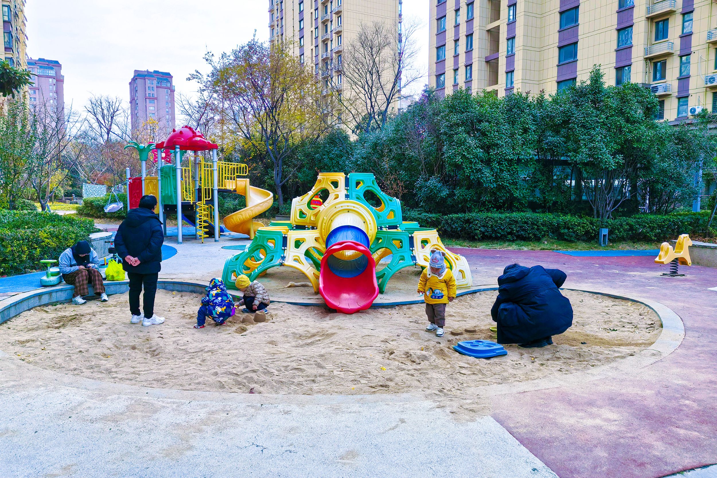 华泰物业：儿童沙坑乐园建成 小区配套设施再升级 (2).jpg