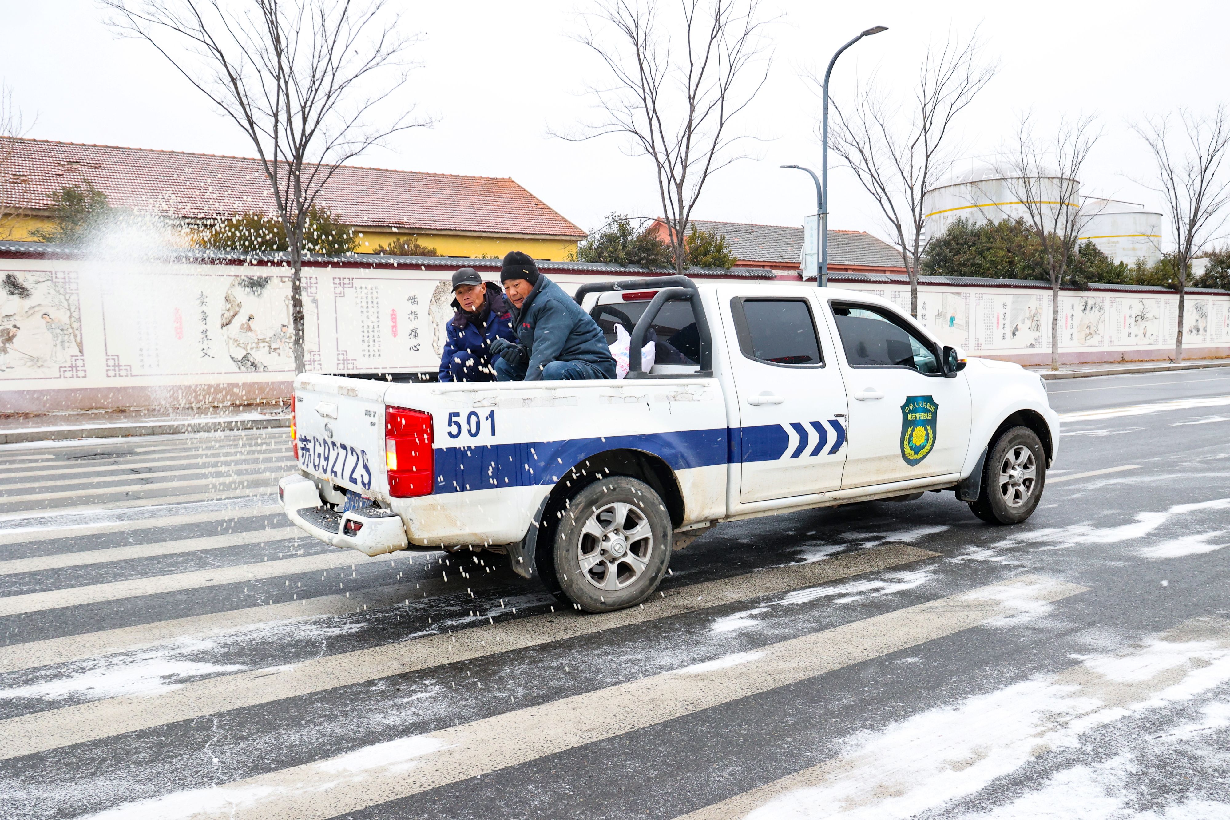 20260120 闻雪而动,迎寒而上——云台农场开展抗凝除雪工作 (1).JPG