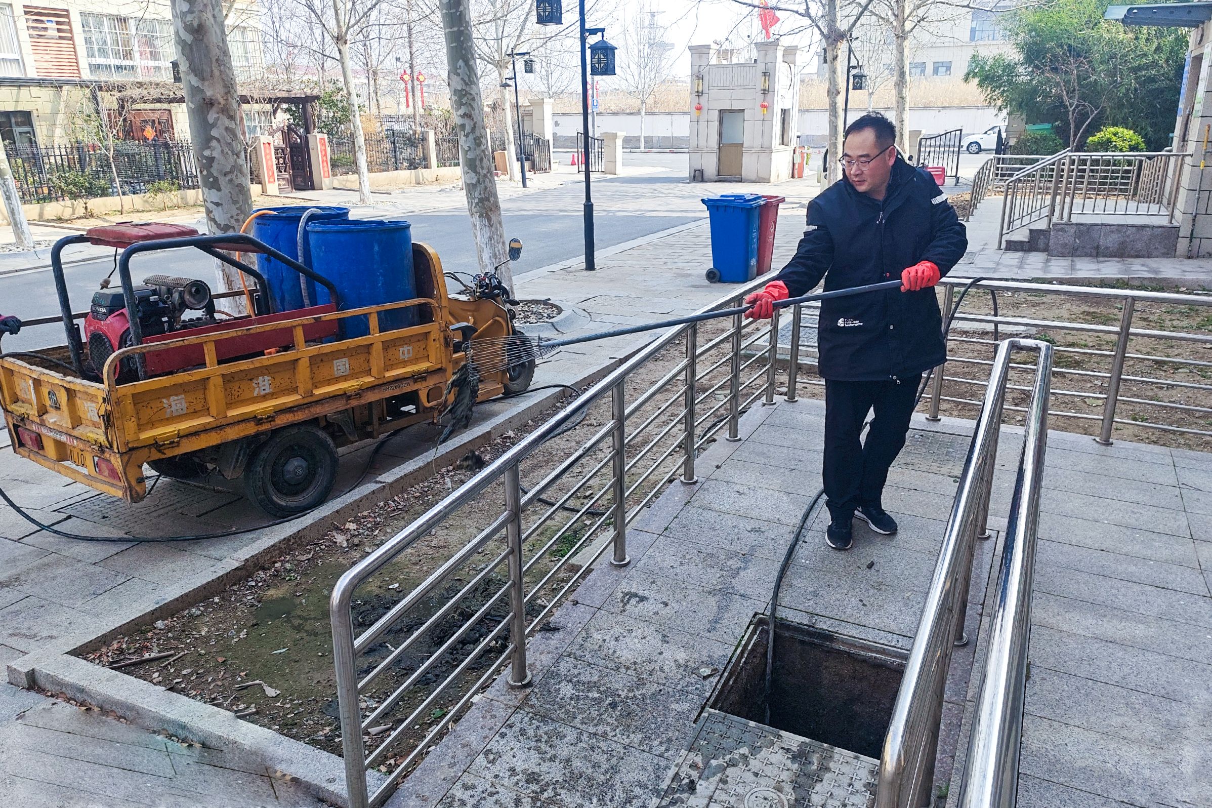 20260327 华泰物业：快速疏通下水管道 彰显高效服务本色 (1).jpg