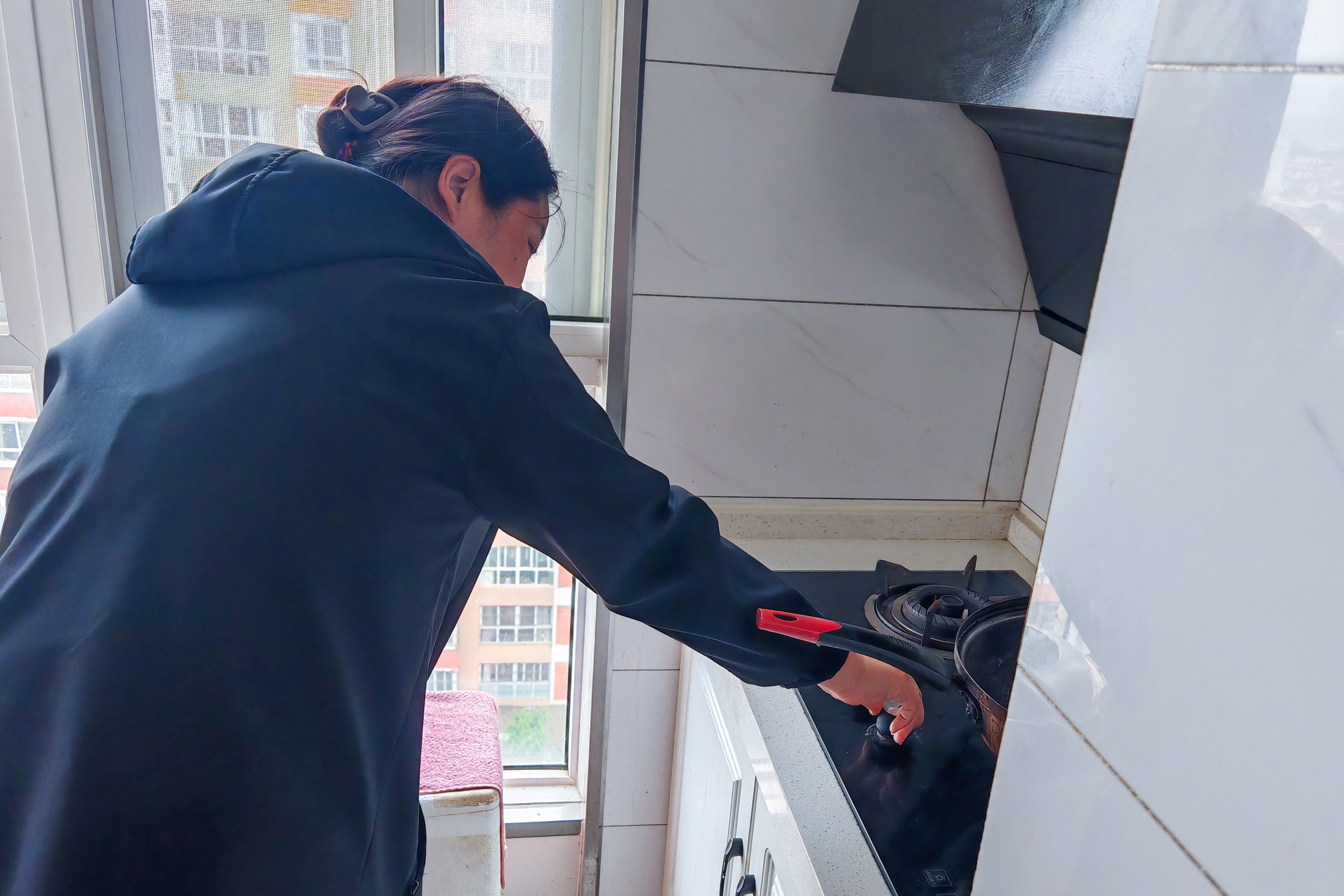 1779754528191680.jpg 20260525 暖心服务进家门,华泰物业用行动解决业主“小烦恼” (1).jpg