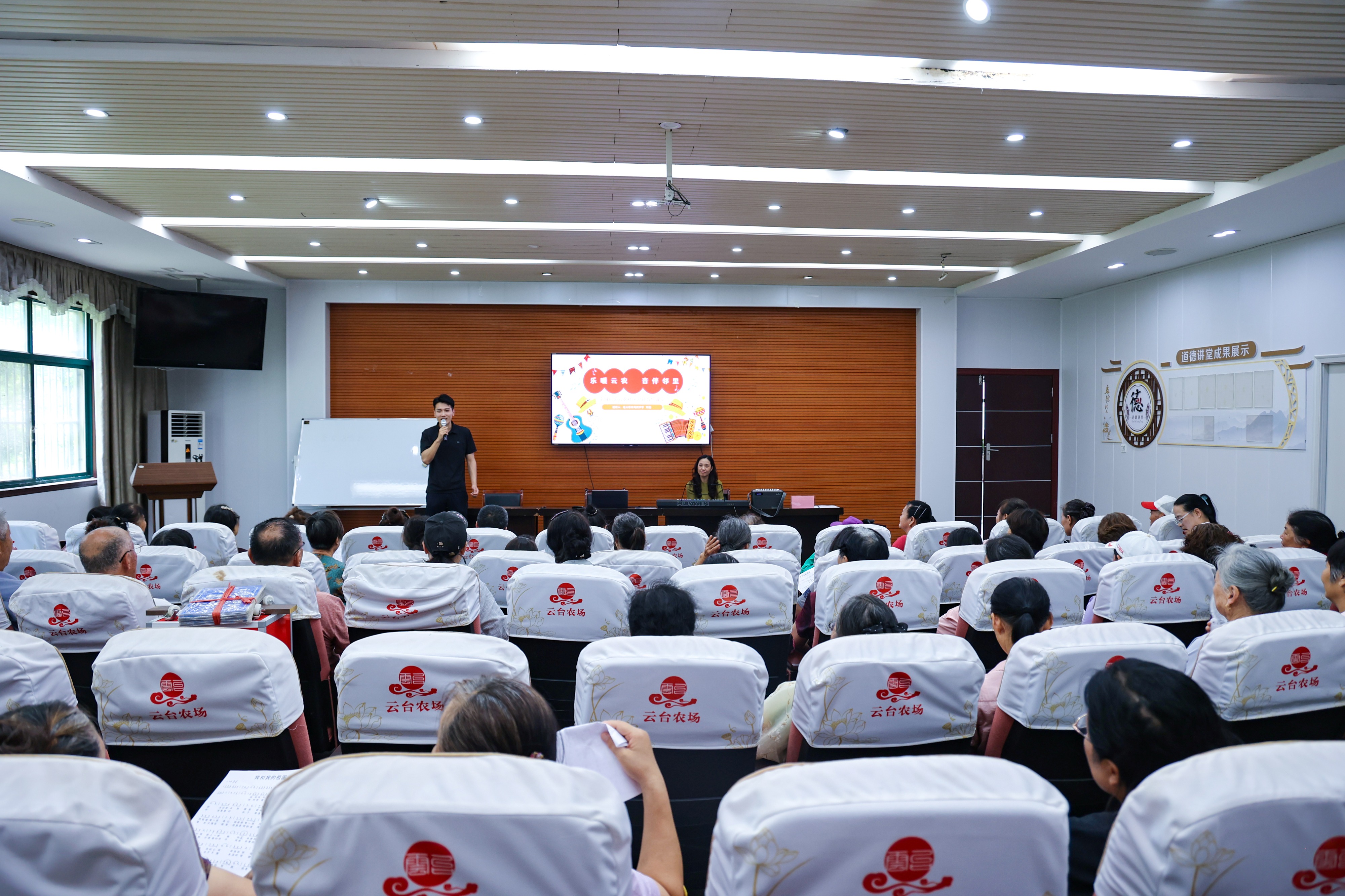 1785112165376660.jpg 20260724 乐暖云农,音伴邻里——云农社区开展合唱教学活动 (1).JPG