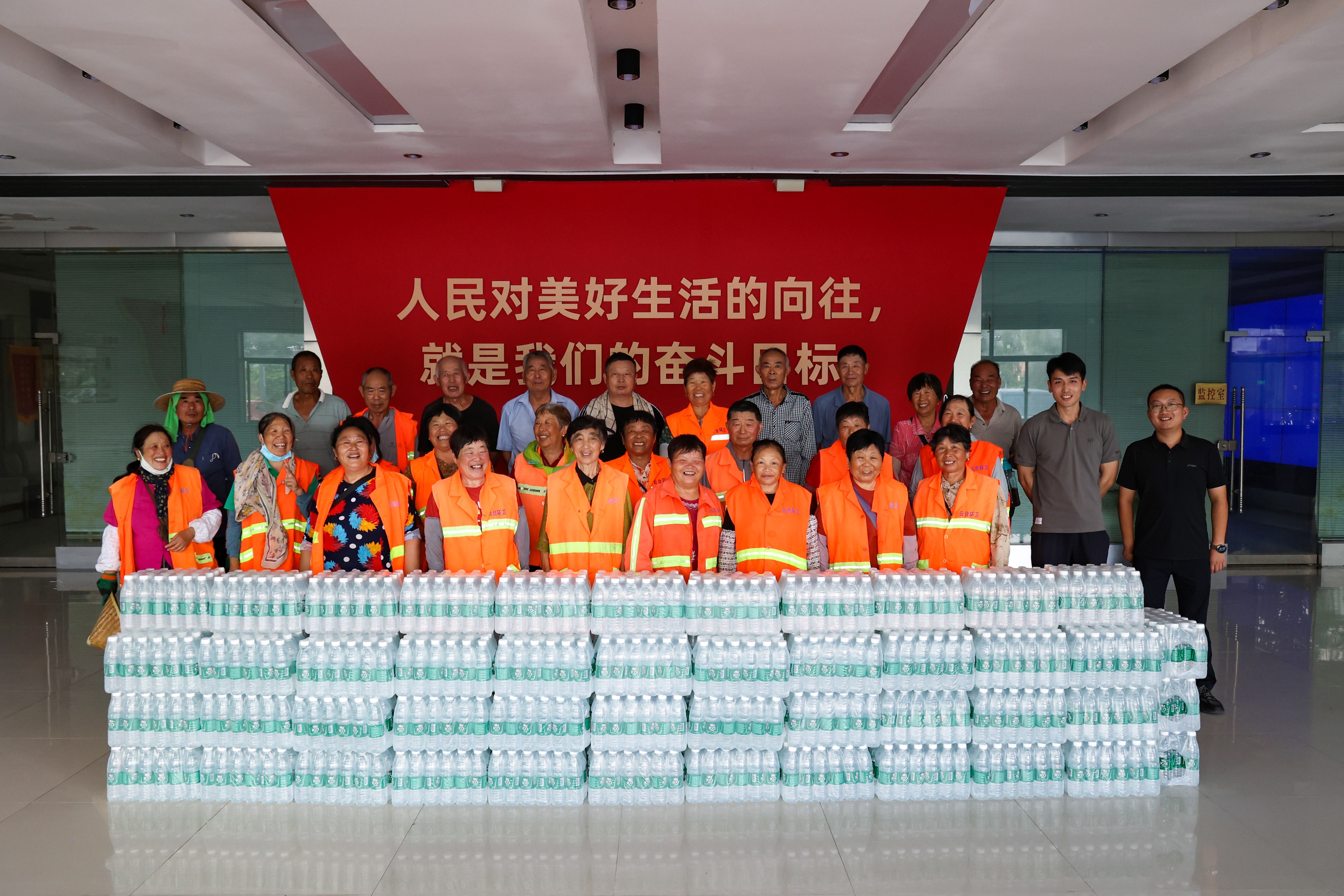 20260730 云农社区为一线环卫工人送清凉 (1).JPG