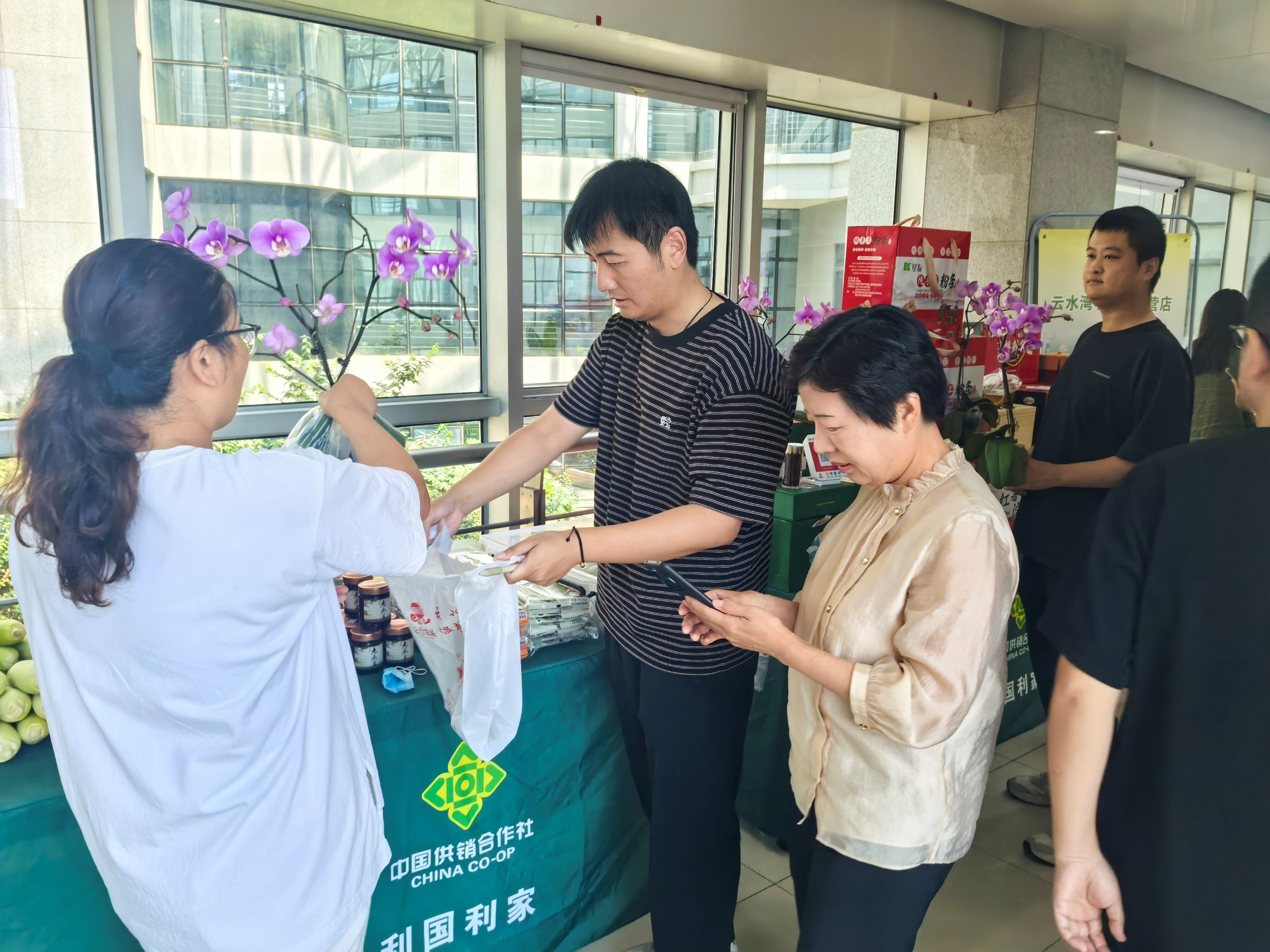 20260806 华泰物业直营店走进市政府大楼开展农产品推介活动 (2).jpg