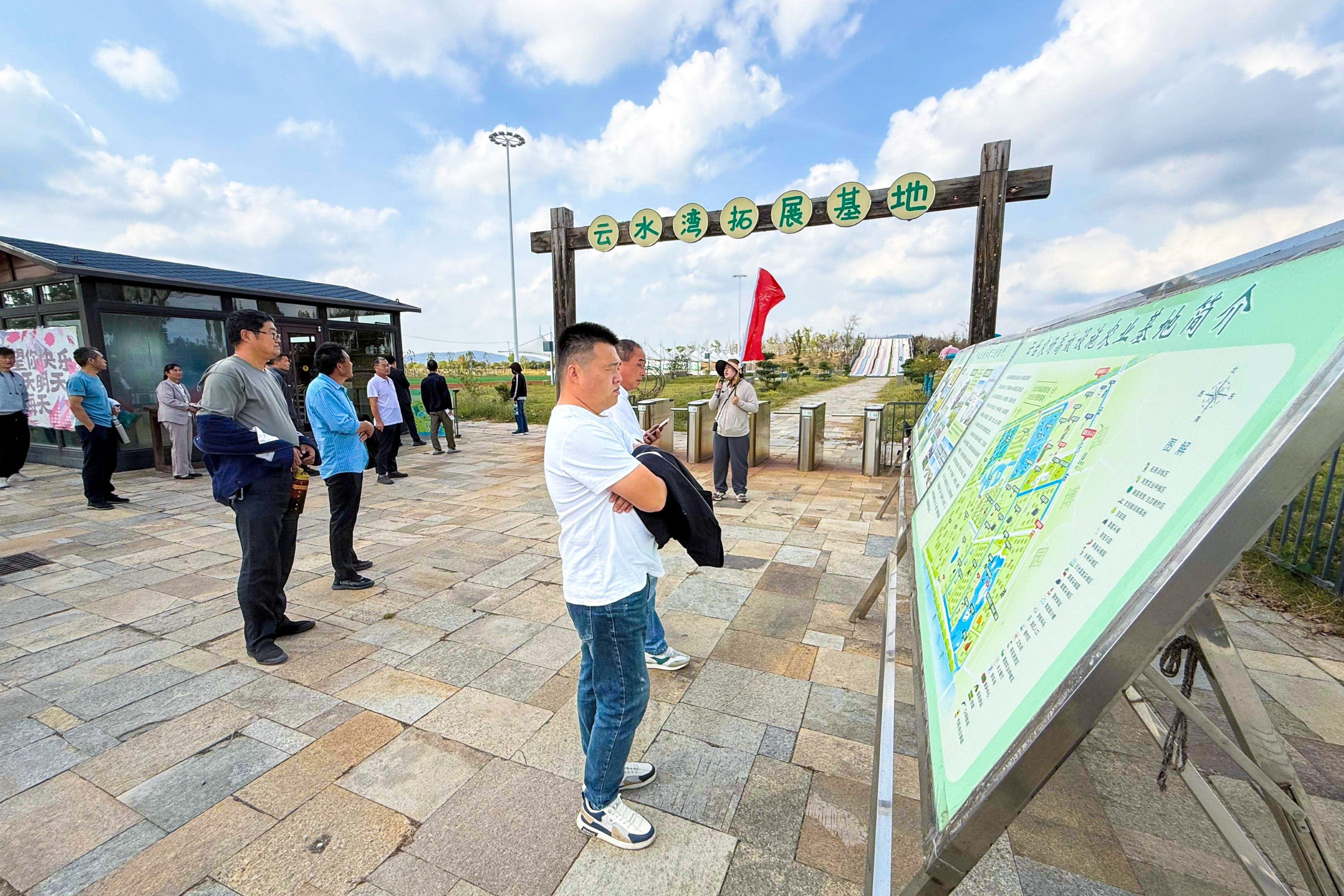 20261016 东海县农业农村局参训人员走进云水湾观摩研学 (1).jpg